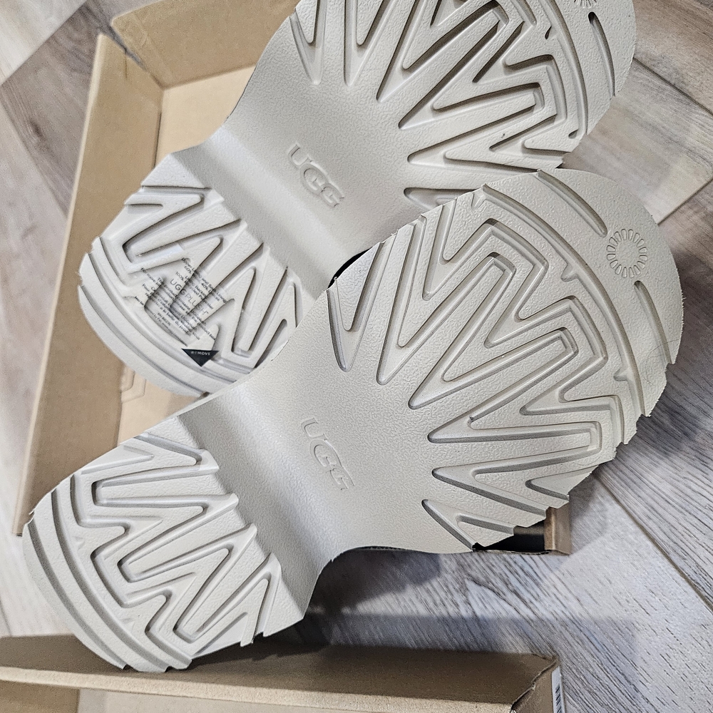 UGG Women's Ultra Mini New Heights (US Women's 7) - Picture 4 of 6